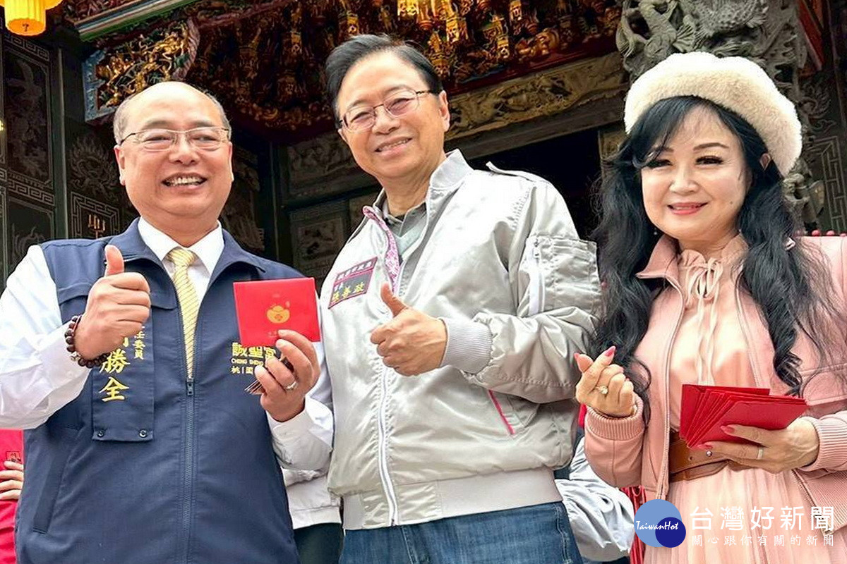 桃園市長張善政伉儷春節期間到蘆竹誠聖宮發放新春紅包。<br />
