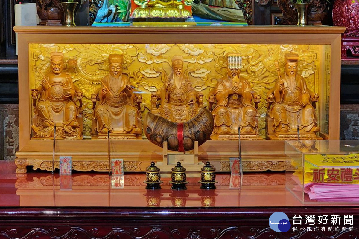 蘆竹誠聖宮配祀「五文昌帝君」，為考生祈福、保佑金榜題名。<br />
