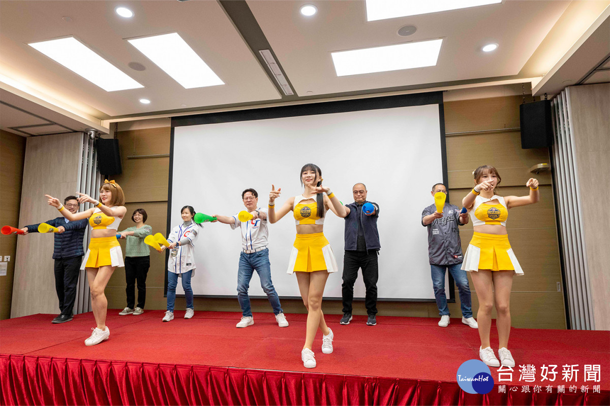 彰基總院長陳穆寬教授(後左四)與醫護同仁、啦啦隊成員一同在舞台上隨著節奏揮舞,展現醫療團隊高度的凝聚力與熱血精神。