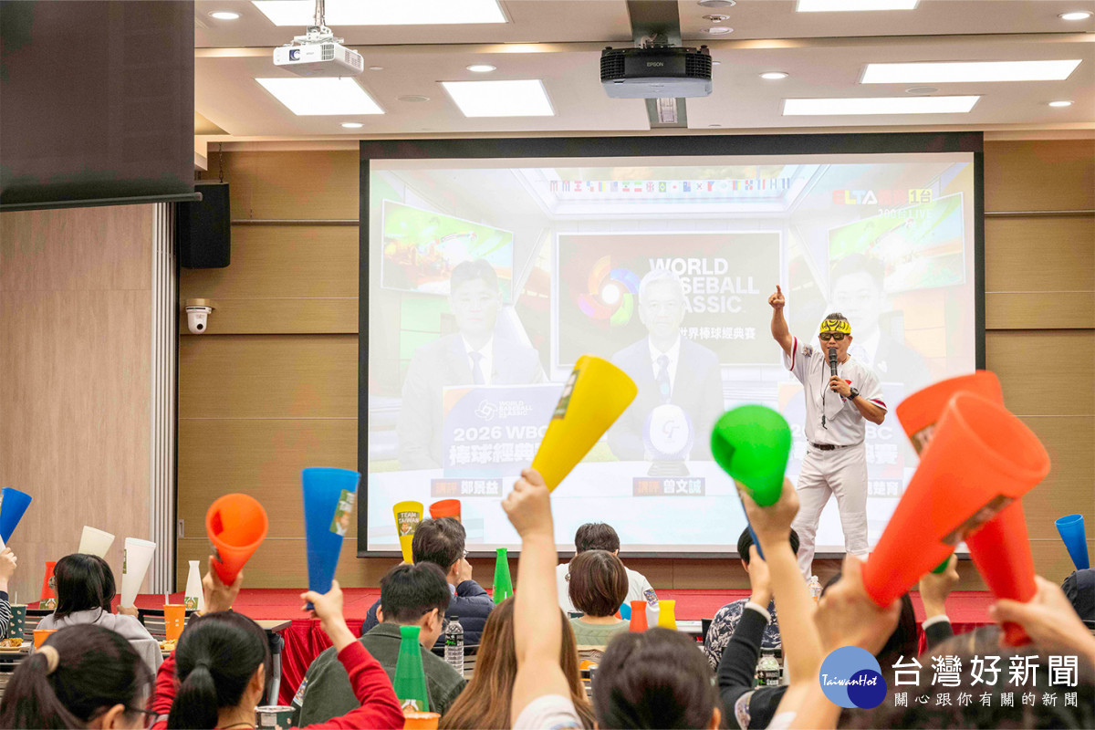 活動主持人章魚哥(林駿杰)以充滿活力的裝扮帶動全場氣氛,醫護同仁紛紛舉起加油棒響應。