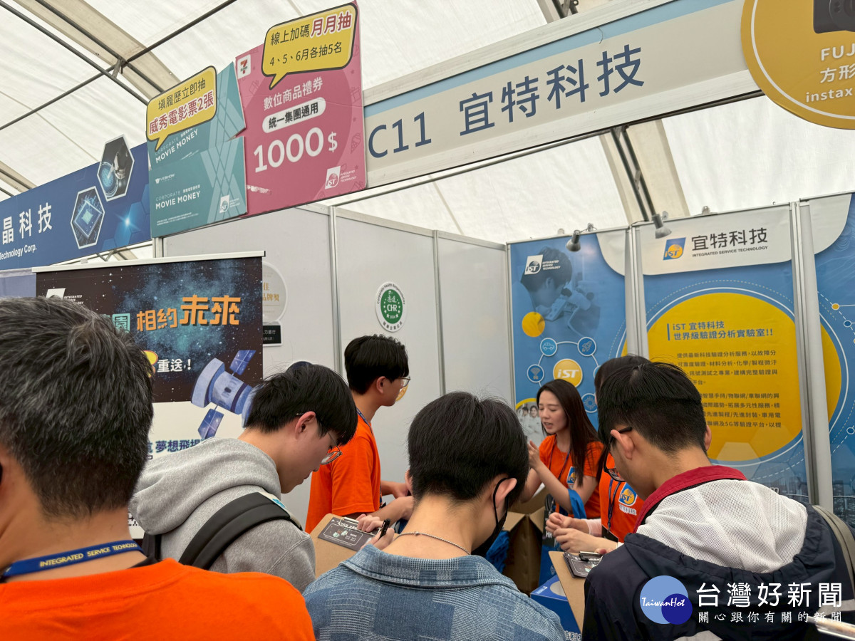 中原大學歷年博覽會現場交流熱絡，為學生開啟嶄新職涯篇章。(資料照片)<br />
<br />
