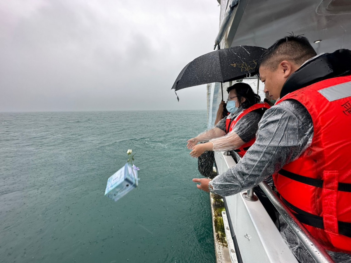 桃園市政府持續推動環保葬服務,與臺北市、新北市合作辦理聯合海葬,至今邁入第19年。