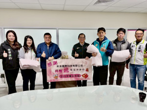 來來國際科技營迎冬送暖，捐贈避寒物資關懷遊民。　