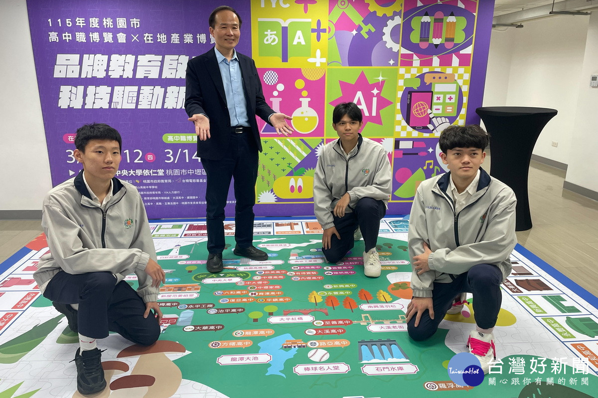 桃園市政府教育局長劉仲成與學生代表合影。