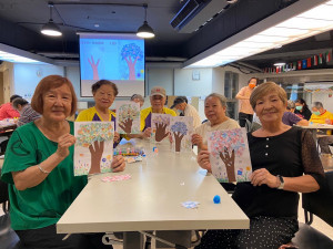 社團法人中華傳愛社區服務協會(傳動據點)繪製生命故事本課程。