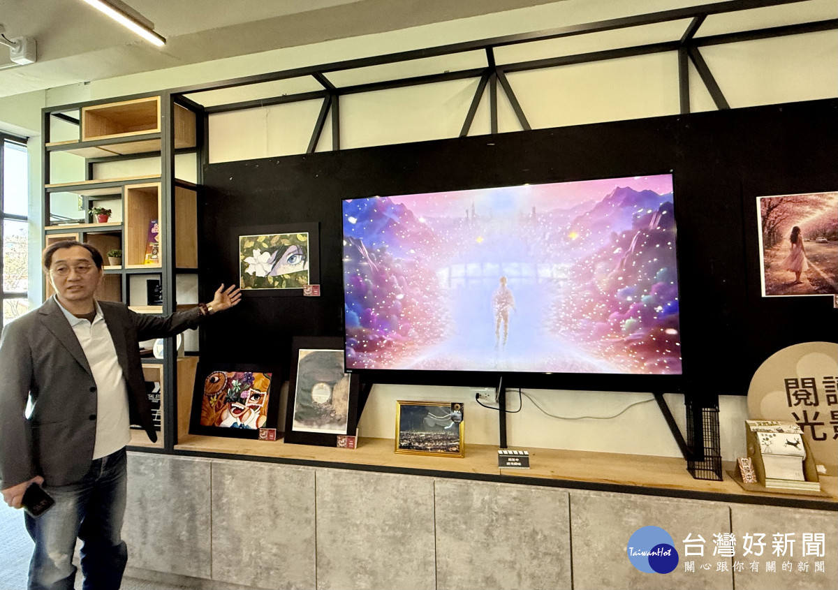 「2026 藝馬奔騰！」策展人王瑋名指出，深波圖書館2樓展出多遊系師生的數位影片創作作品。