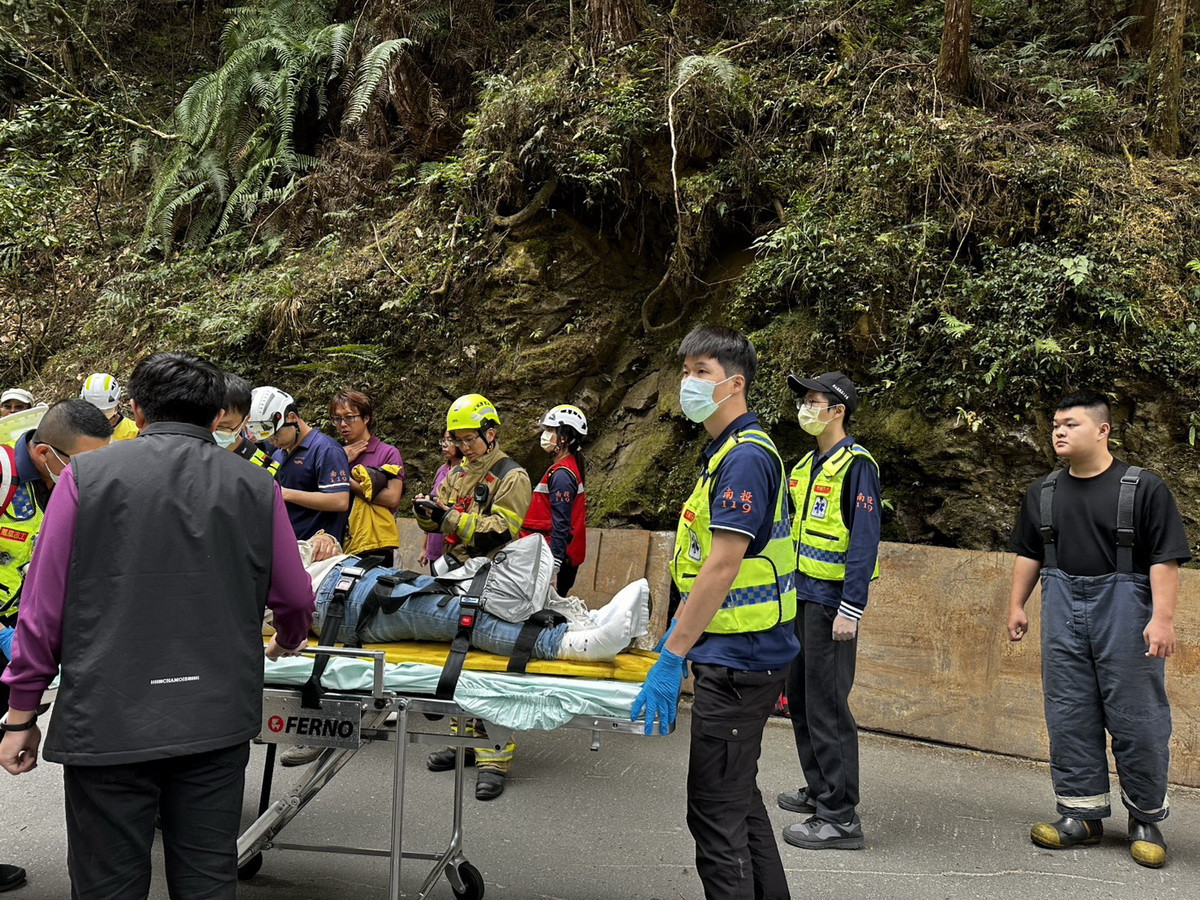 救護車抵達將傷者分送竹山、南投醫院救治。(杉林溪生態園區提供)
