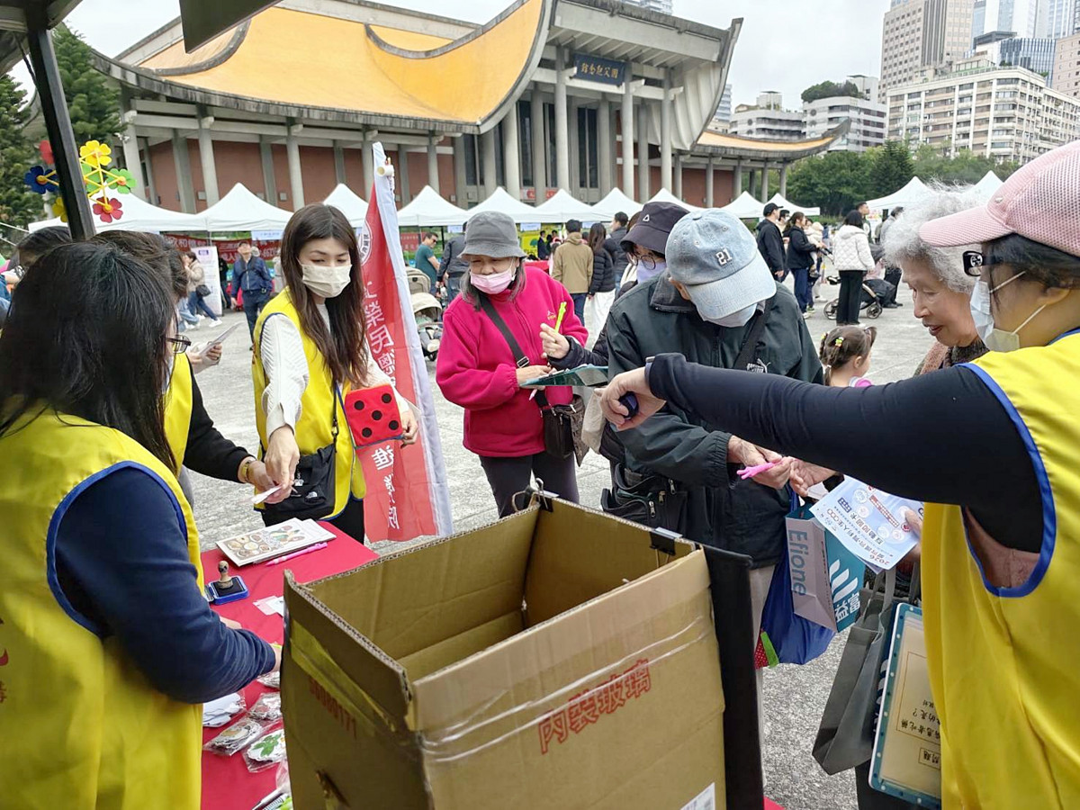 愛腎園遊會會場民眾人潮踴躍