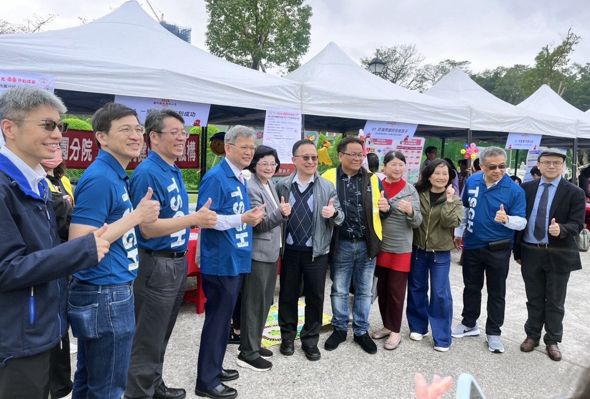 愛腎園遊會-與主辦單位貴賓合影