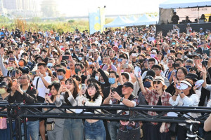 嘉義市「潮風鈴・黃花瘋音樂市集」活動，兩天共吸引超過12萬人次到訪／嘉義市府提供