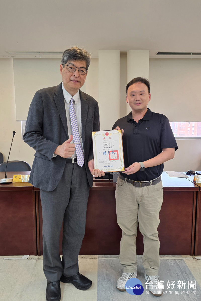 教學特優獎劉嘉麒副教授。