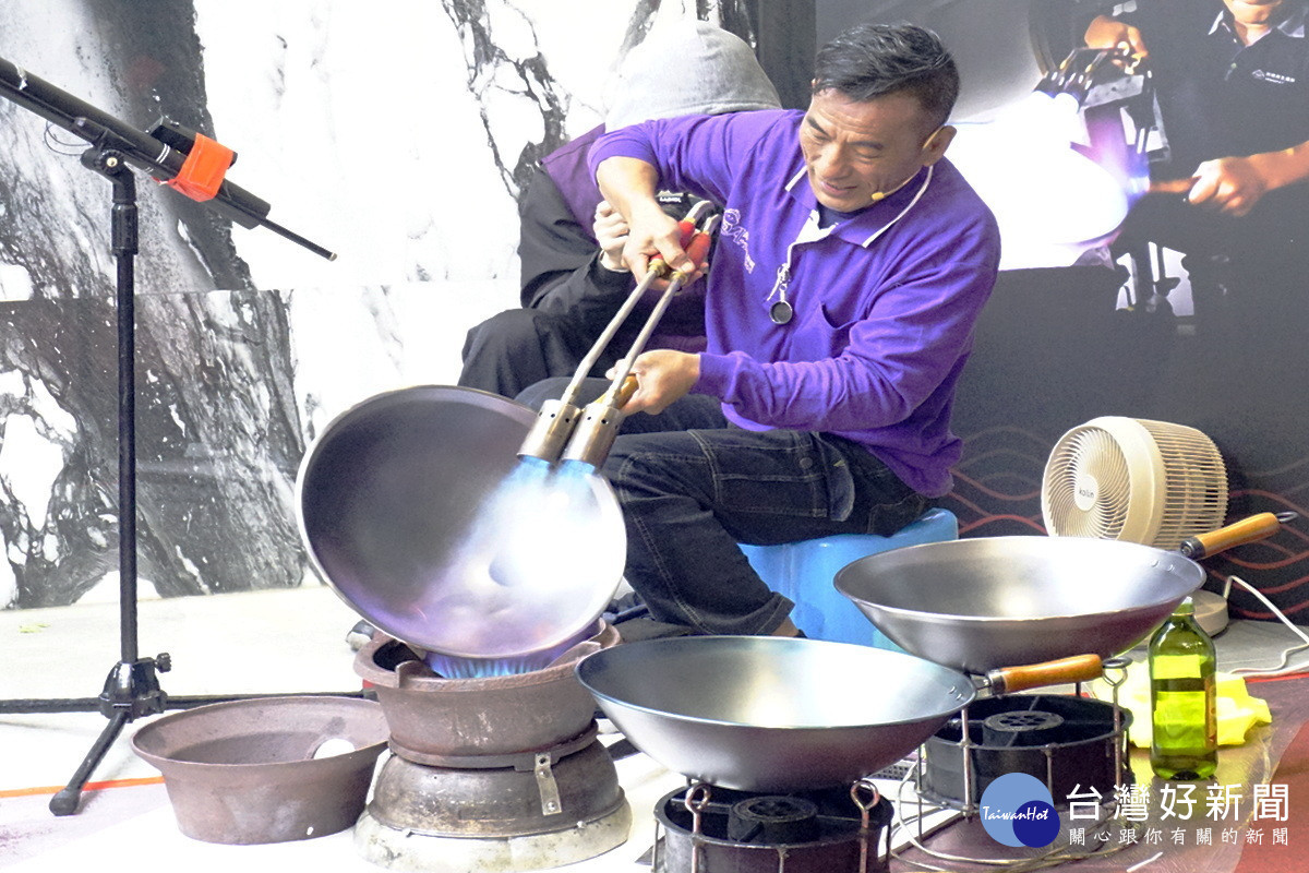 「阿媽牌生鐵鍋」執行長葉欽源親自上陣示範，以焱火淬煉生鐵鍋。<br />
