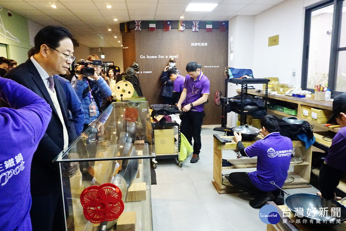 桃園市長張善政參觀「阿媽牌生鐵鍋幸福旗艦館」觀光工廠。<br />

