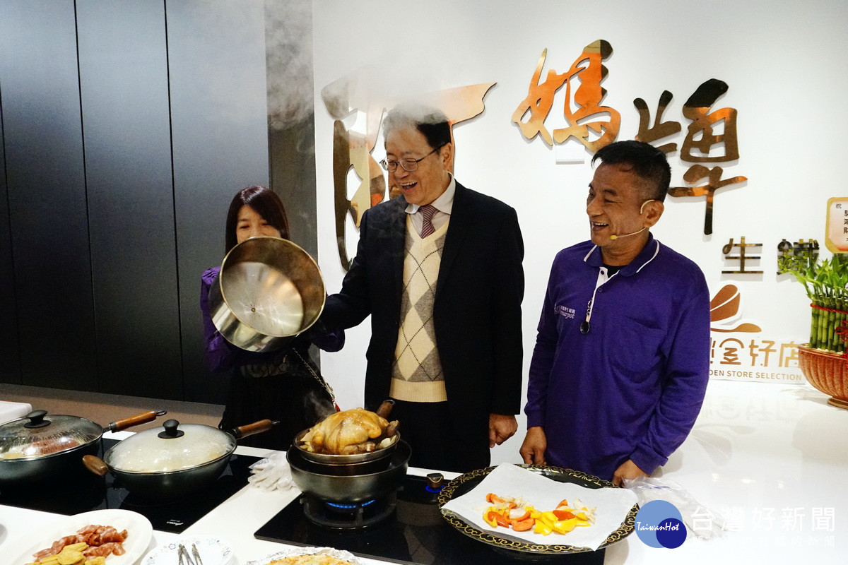 桃園市長張善政為「阿媽牌生鐵鍋」烤雞料理「掀鍋」。<br />
