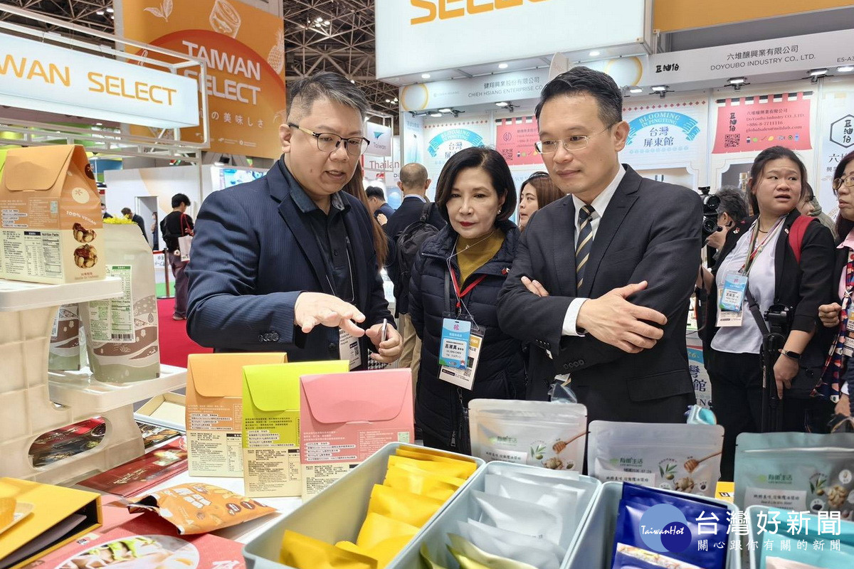 桃園市副市長蘇俊賓參觀「2026年東京國際食品展（FOODEX JAPAN 2026）」台灣館產品。<br />
