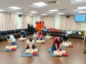 EMT-1初學員基本救命術（CPR）操作。