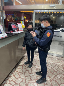 印尼籍女子迷途楊梅，警熱心協助順利返家。