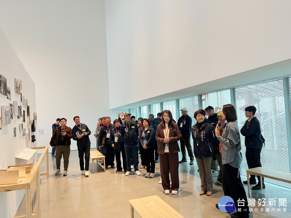 新竹市府團隊參觀市立美術館