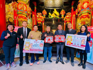 臺鹽公司董事長丁彥哲（右3）11日代表捐贈3萬瓶台塩海洋鹼性離子水，與大甲鎮瀾宮董事長顏清標（左4）、副董事長鄭銘坤（左3），共同為活動揭開序幕。