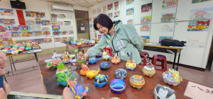 八德三元宮主委呂林小鳳表示，希望透過陶喜龜彩繪創作，讓學生在藝術創作過程中深入認識八德百年祈龜文化與地方信仰精神。