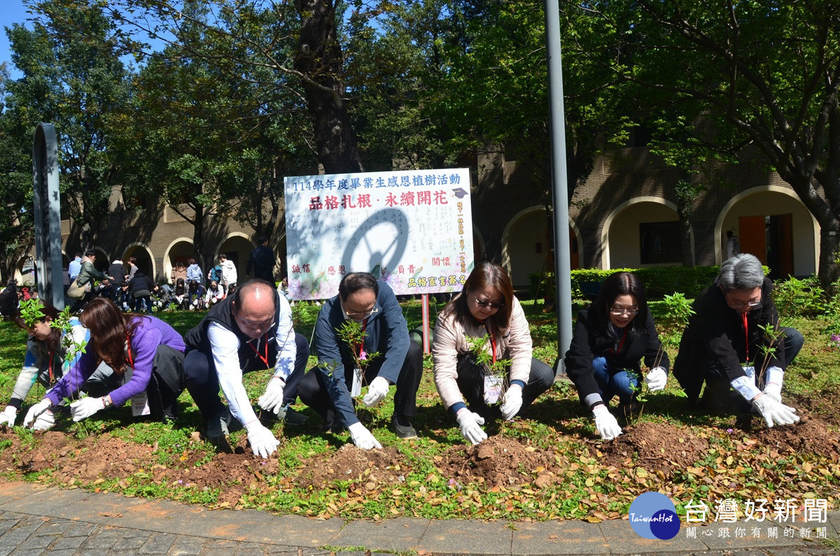 中原大學副校長吳宗遠(圖右1)率領師長一同植樹，為校園增添綠意。