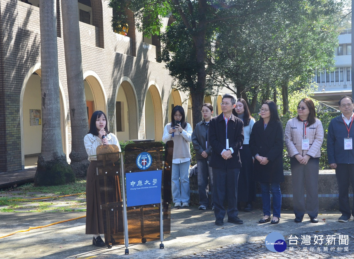 企管系畢業生代表陳雅芬同學分享在中原四年的學習與成長體會。