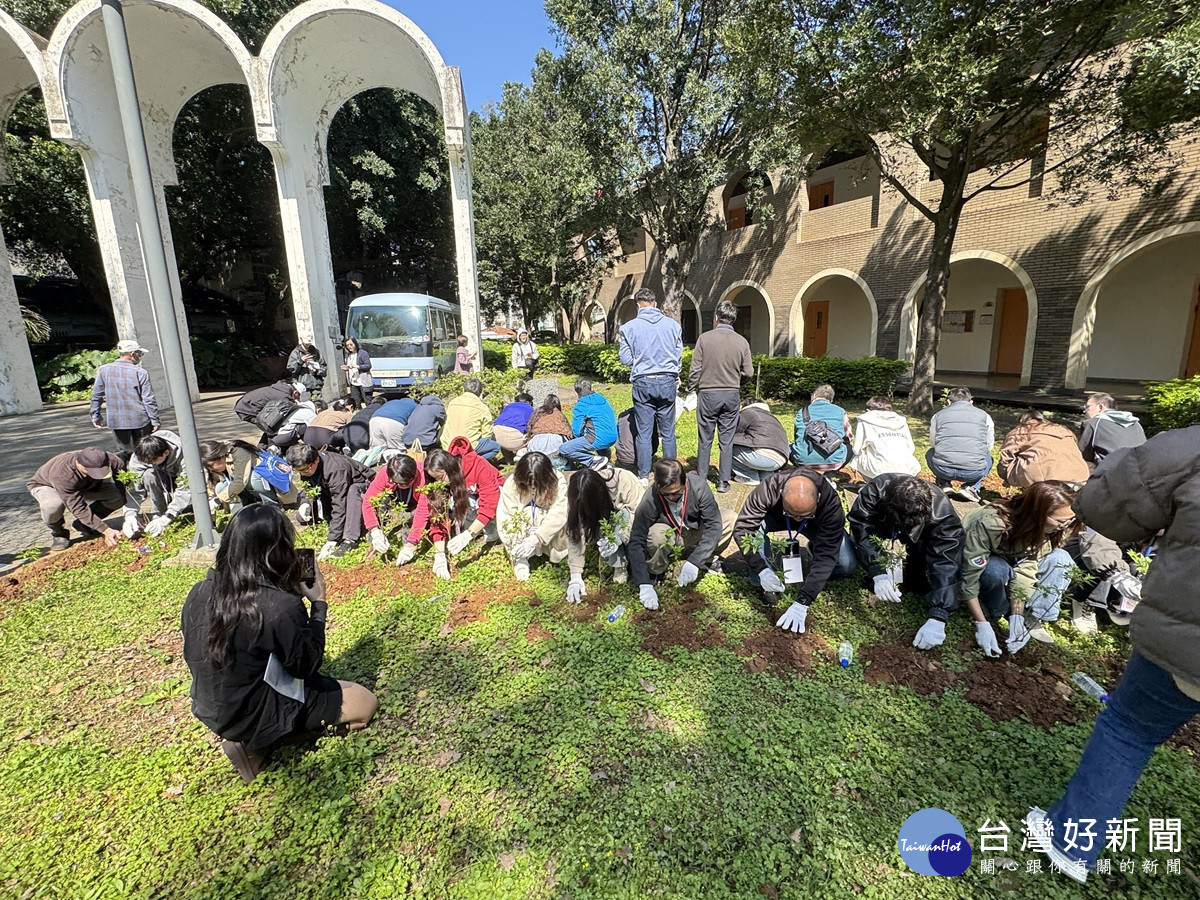中原大學師生代表親手種下杜鵑花苗，為校園留下象徵祝福的綠意。
