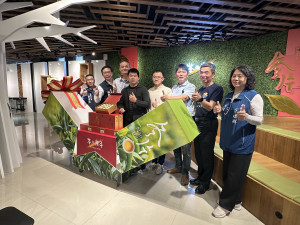 陳鄉長王董事長及嘉賓為冠軍冬片選手茶禮盒揭幕。（記者扶小萍攝）