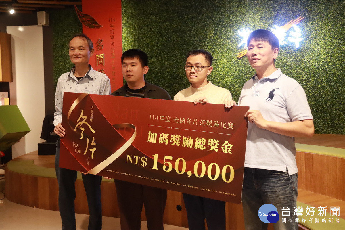 王董事長加碼獎勵金予選手。（記者扶小萍攝）