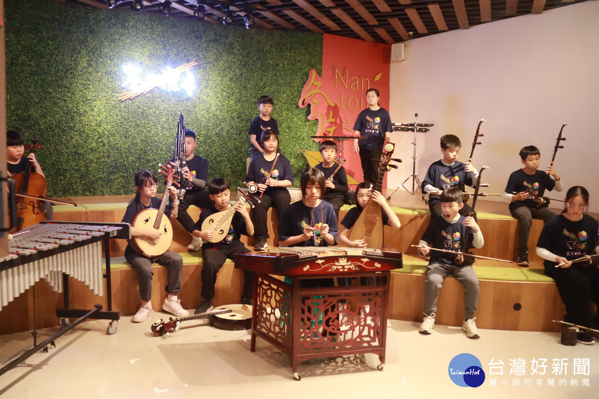弓鞋國小絲竹樂團演出。（記者扶小萍攝）