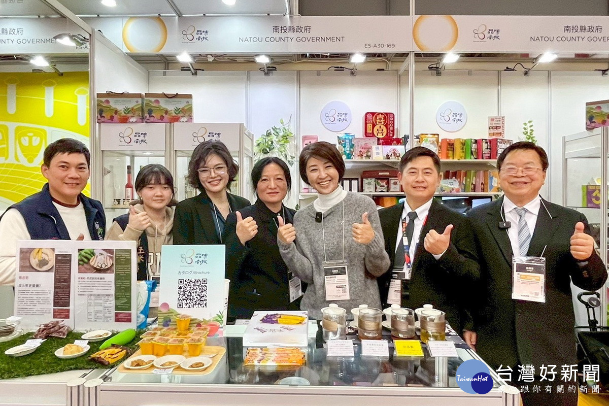許淑華現身東京品味南投館，走訪各攤位。（縣府提供）