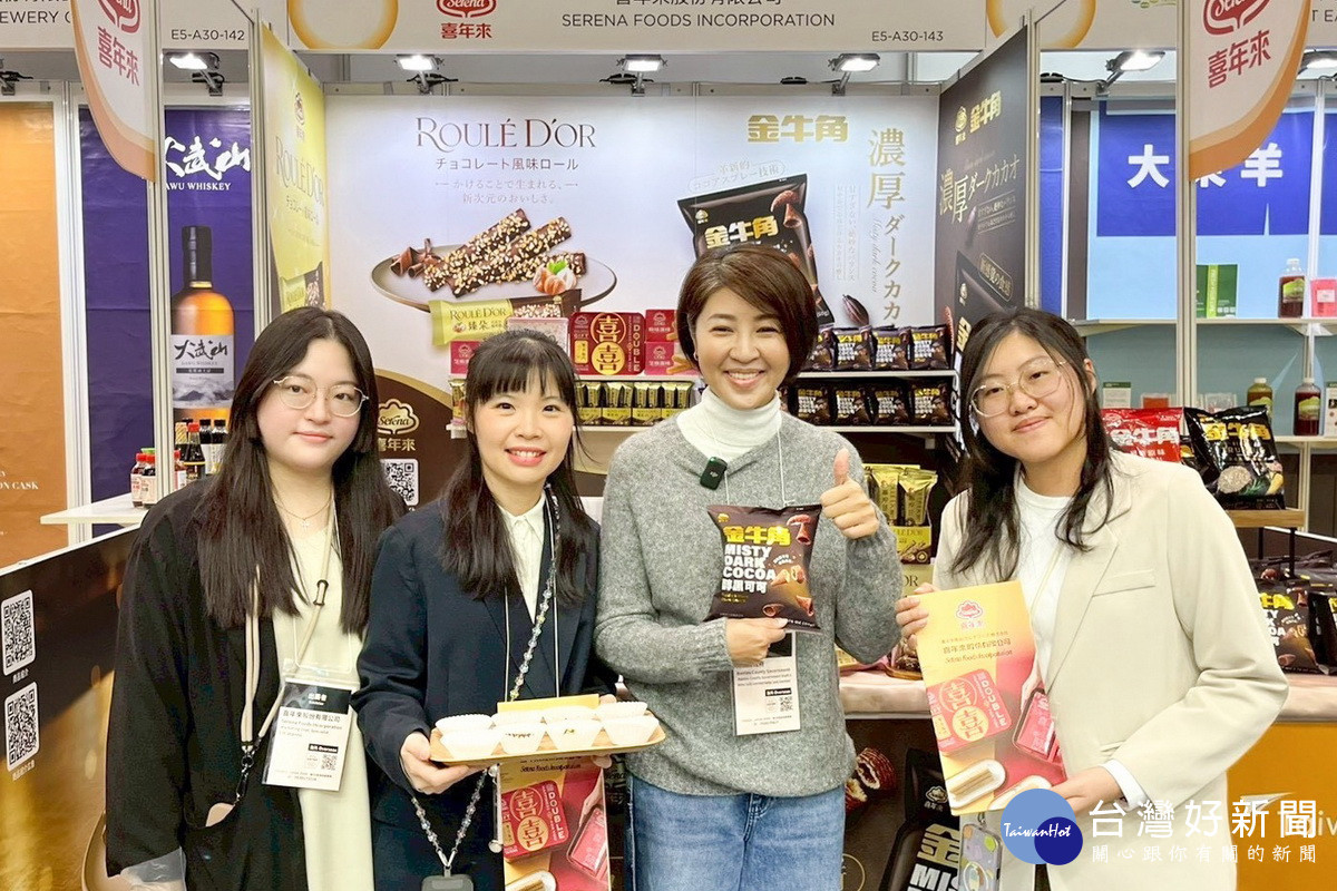 許縣長到南投參展攤位關心。（縣府提供）