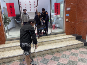 老翁尋舊居迷途街頭，楊梅警積極協助平安返家。