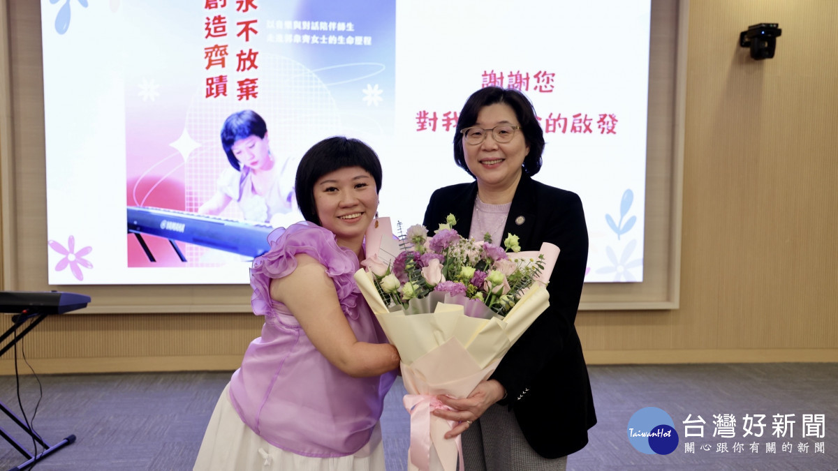 長庚科大校長范君瑜(右)代表獻花，表達致謝