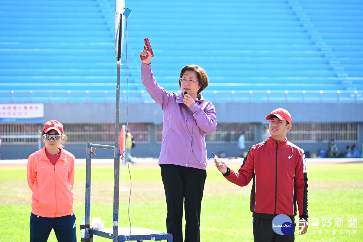 彰化適應體育田徑賽登場，1521位選手齊聚展現勇氣與自信，縣長鳴槍比賽開始。圖／彰化縣政府提供
