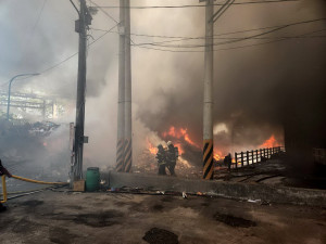 消防局出動相當多人車搶救垃圾場大火。（南投消防局提供）