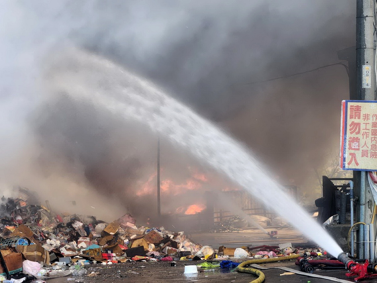 消防局出動相當多人車搶救垃圾場大火。（南投消防局提供）<br />
