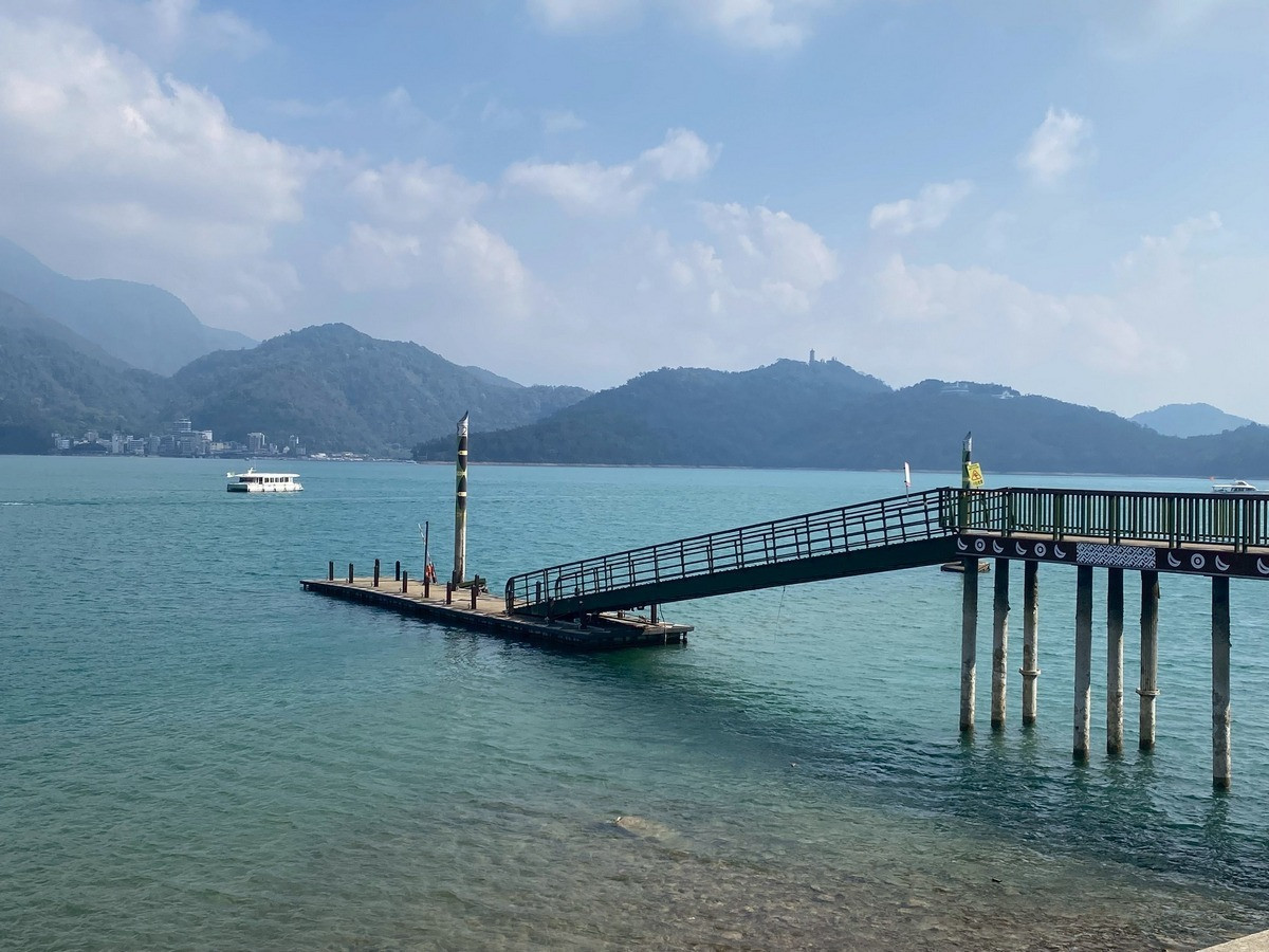 日管處指出，枯水期間碼頭區水位落差較大，引橋較為陡峭，請登船遊客務必遵循現場保全人員指引，行走時緊握扶手、切勿奔跑。（日管處提供）