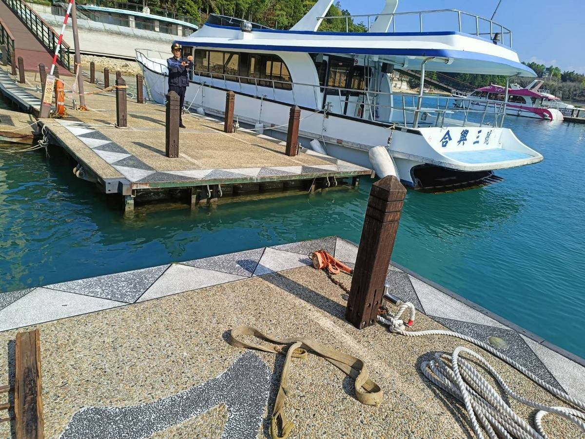 朝霧碼頭 2 號浮排拖離作業並銜接至深水區3號浮排使用。（日管處提供）