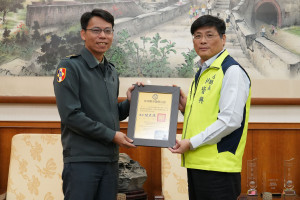 國軍澎湖財務組長黃天二榮調　林皆興頒發榮譽縣民證表彰貢獻