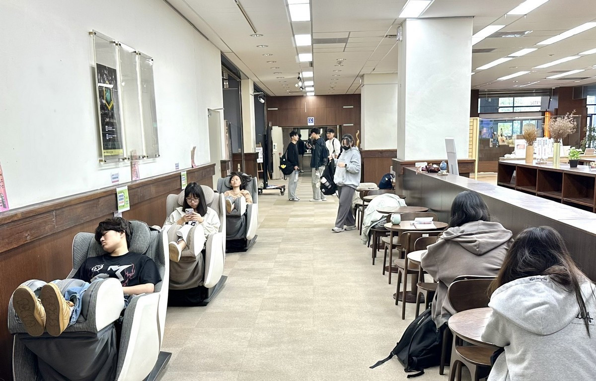 暨大圖書館設置按摩椅，讓學子透過短暫的放鬆重新找回學習動力。（暨大提供）