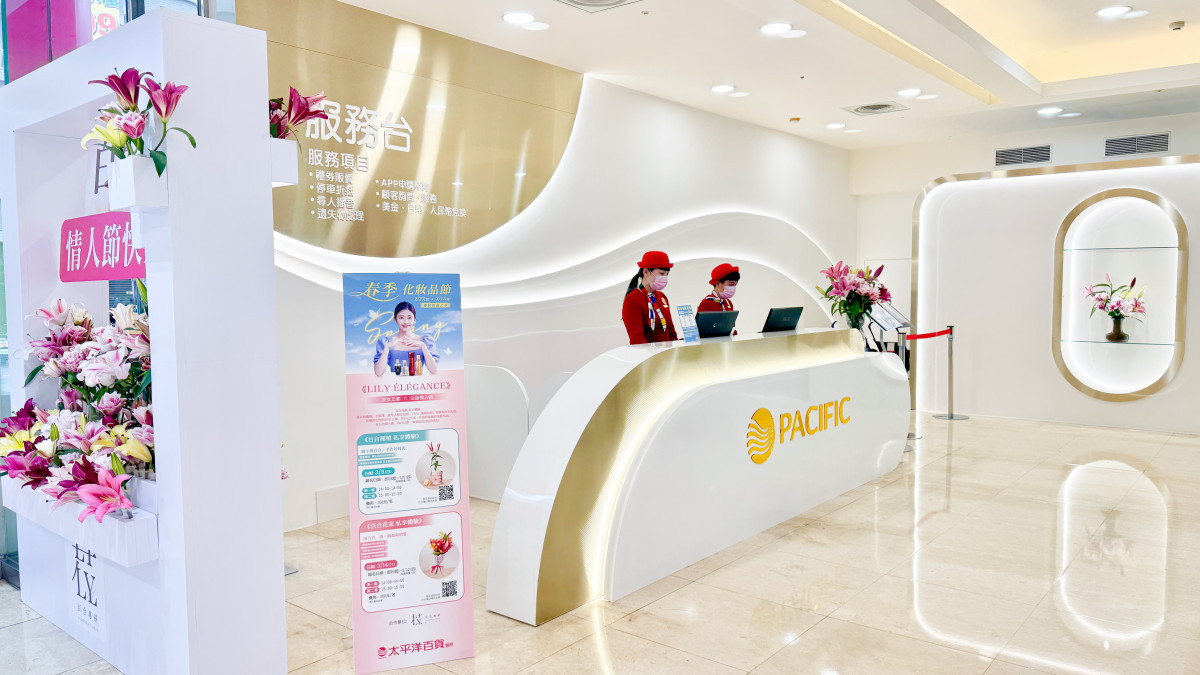 服務台搭配各式花款盛開的百合花牆及插花作品。