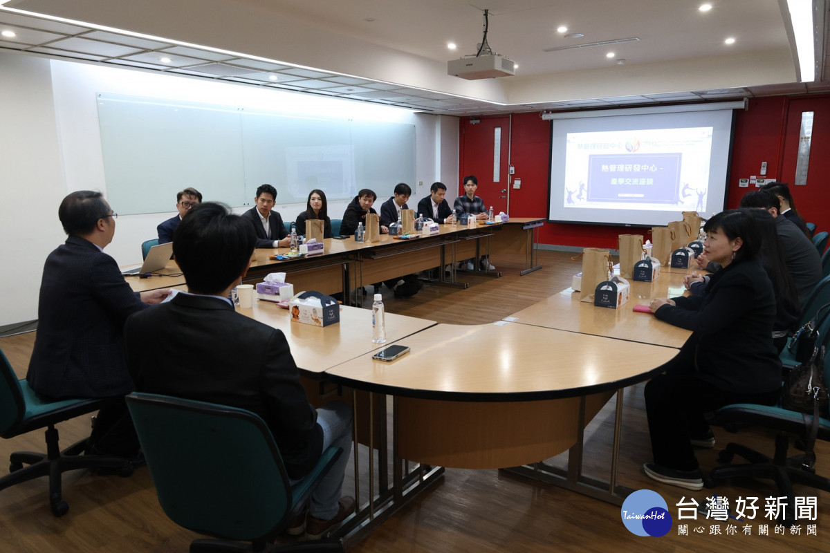 在產學交流座談會中，學研與產業代表就未來研發方向、技術挑戰及人才培育等議題進行交流討論。