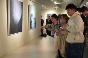 學生們專注欣賞作品，在藝術氛圍中體會美感。