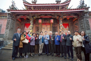 林氏宗廟董事長林承峯和董事們合影。林重鎣