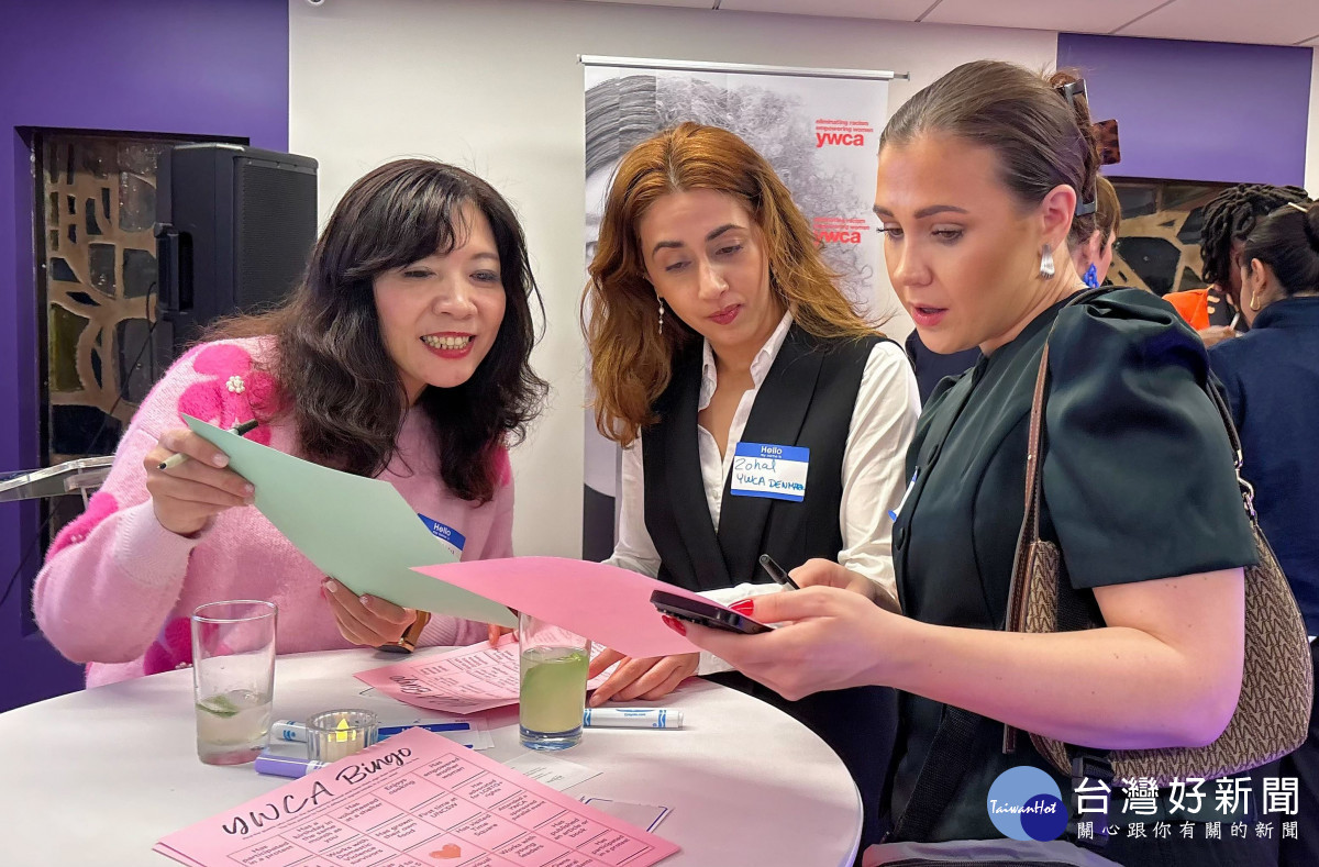 青年局侯局長與來自各國的女青年及國際組織代表交流互動。