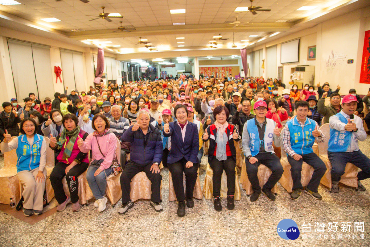 問政說明會吸引數百位鄉親聆聽,並為徐欣瑩加油打氣。