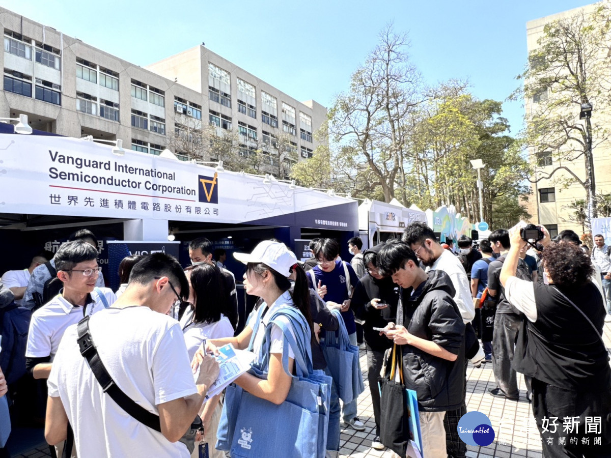 徵才活動現場氣氛熱絡。