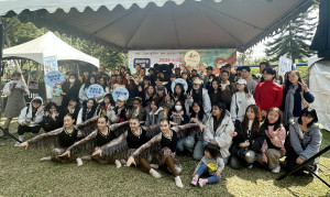 八卦山風管處舉辦鷹緣聚會嘉賓與外籍學生一同出席盛會。（記者扶小萍攝）