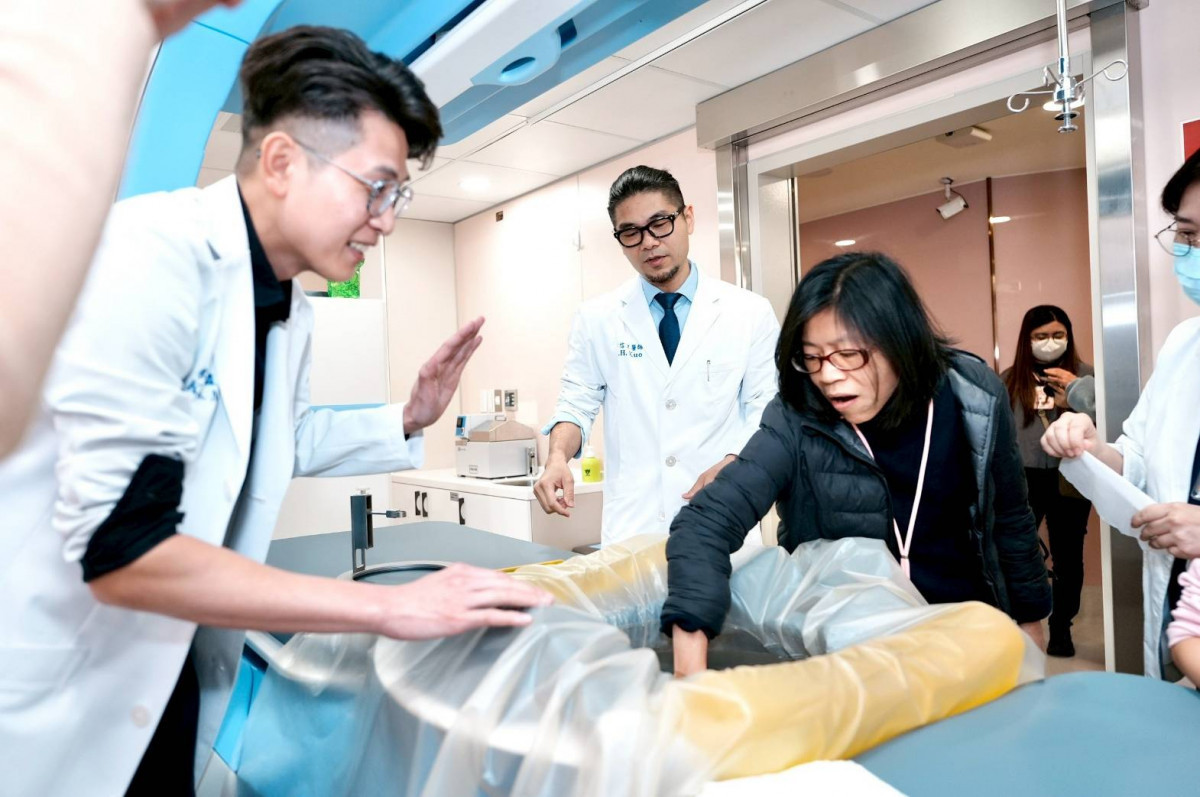 與會者親赴無創海扶刀治療中心，見證海扶刀的精準能量發射。